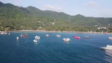 Luftaufnahme-über-Festgemachte-Boote-Im-Golf-Von-Thailand-In-Der-Nähe-Von-Sairee-Beach