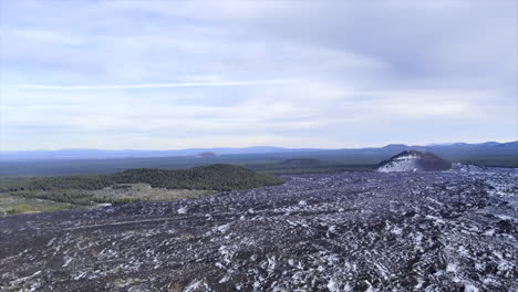 Fliegen-über-Lavafeld-In-Einem-Hubschrauber-In-Zentral-Oregon