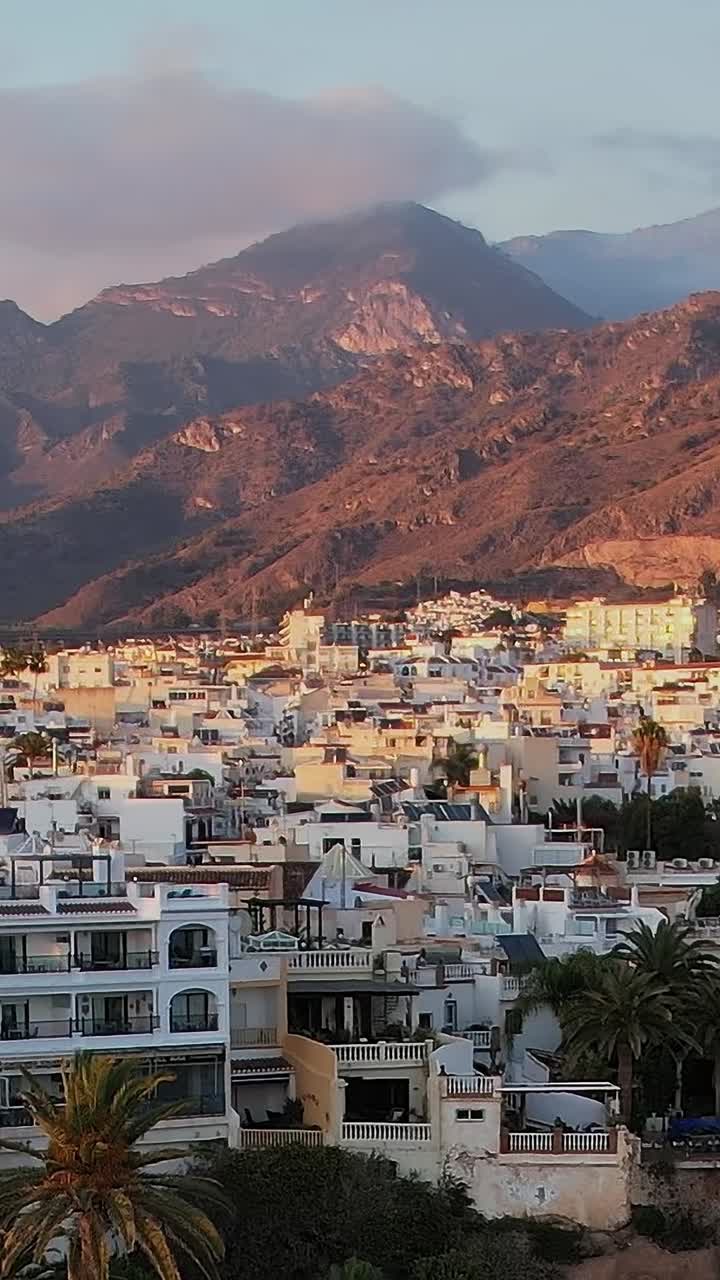 Ampia veduta panoramica di Nerja e delle montagne