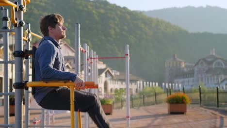 아침 에 야외 체육관 에서 운동 하는 남자