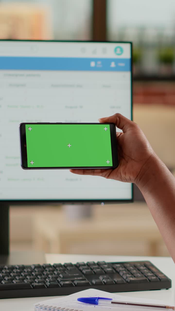 Working with Green Screen Smartphone and Computer