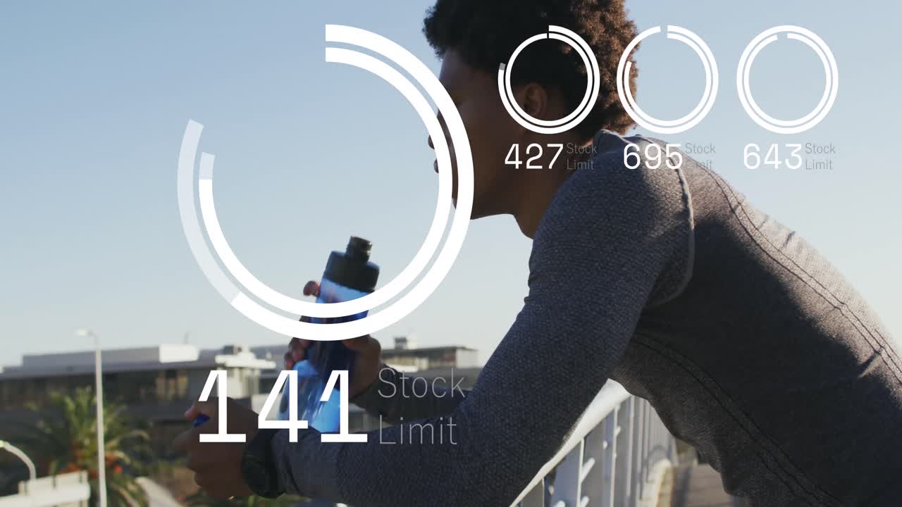 animación del procesamiento de datos sobre un hombre afroamericano bebiendo agua durante la carrera de la ciudad