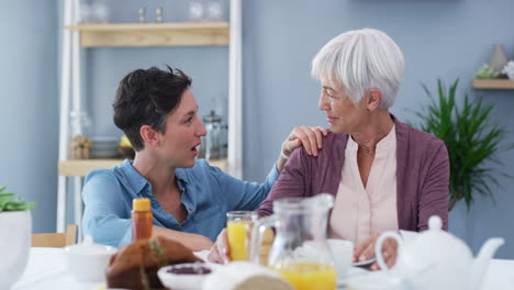 Una-Mujer-Joven-Disfrutando-Del-Desayuno-Con-Su-Mayor