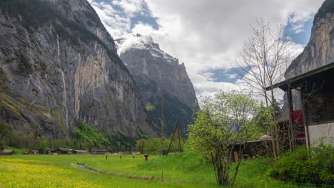 Lapso-De-Tiempo,-Alpes-Suizos-En-Primavera,-Nubes-Moviéndose-Sobre-Acantilados-Y-Pueblo-De-Montaña