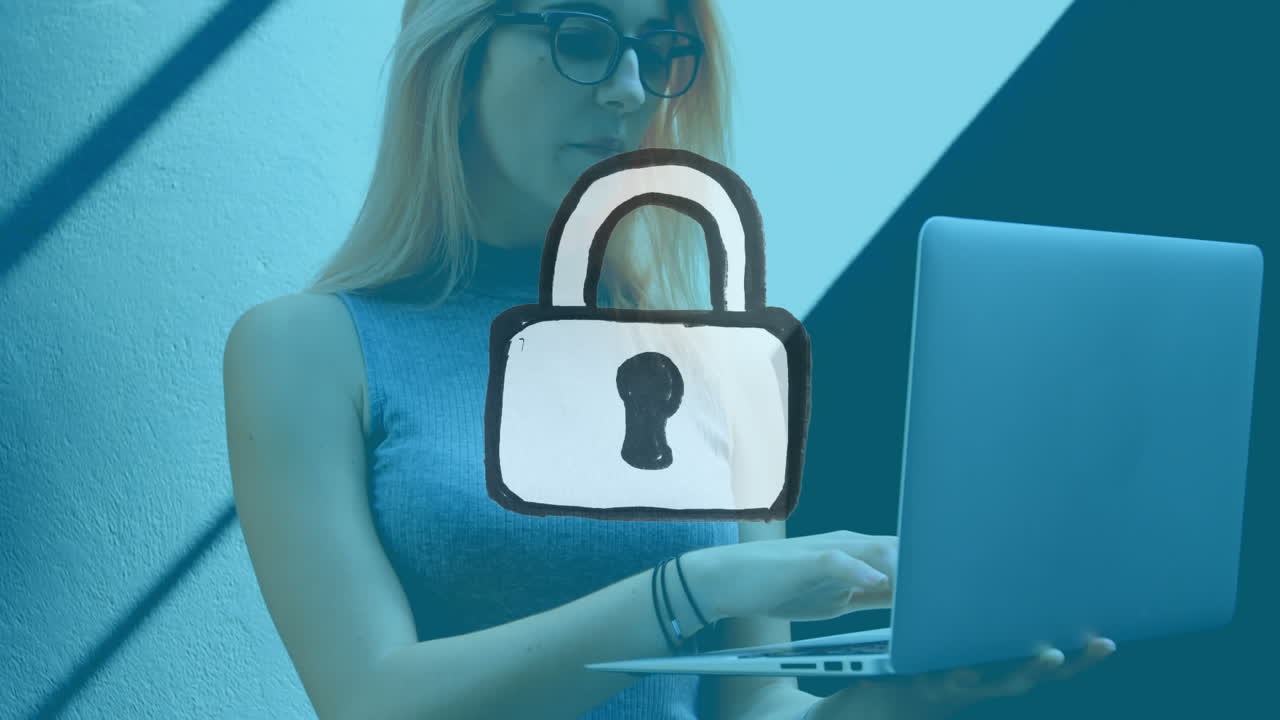 animación de un candado de seguridad en línea sobre una mujer de negocios que usa una computadora portátil