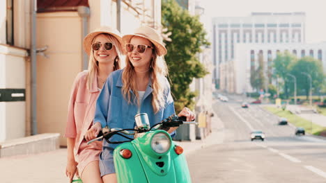 dos mujeres en un scooter