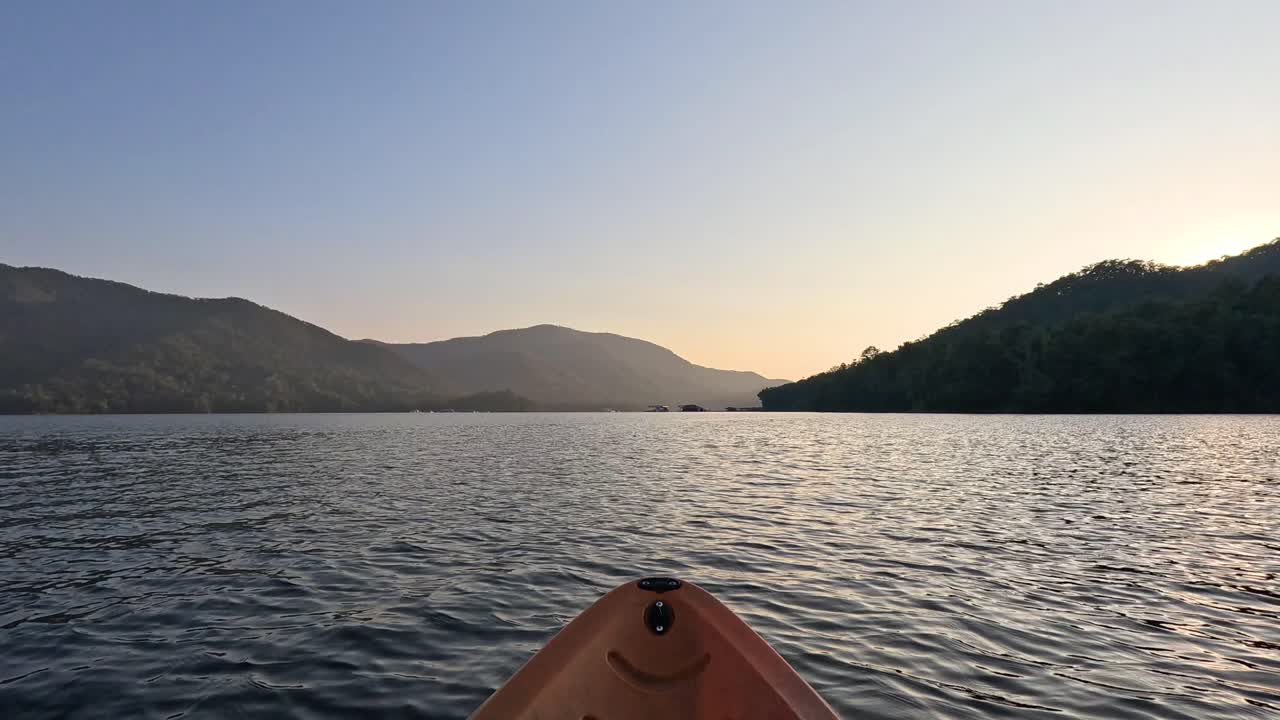 progresión de un viaje en kayak en un lago sereno