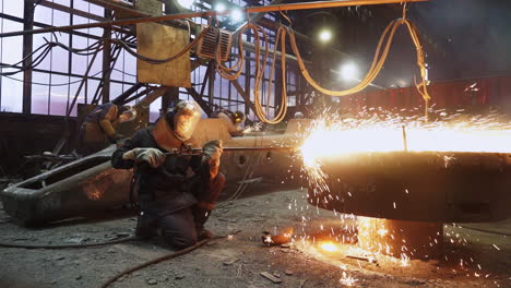 operación de metalurgia en una fábrica
