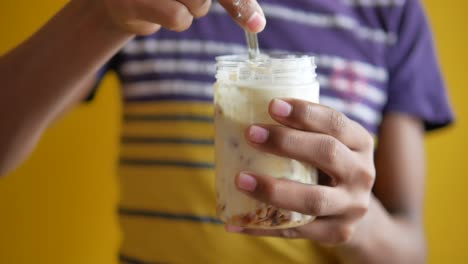 mezclando yogur en granola musli