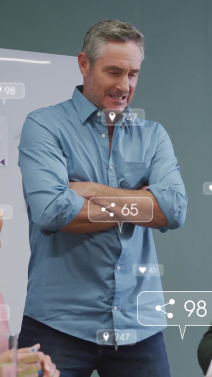 Animazione di barre di notifica sopra colleghi che discutono di design di prodotto in ufficio.