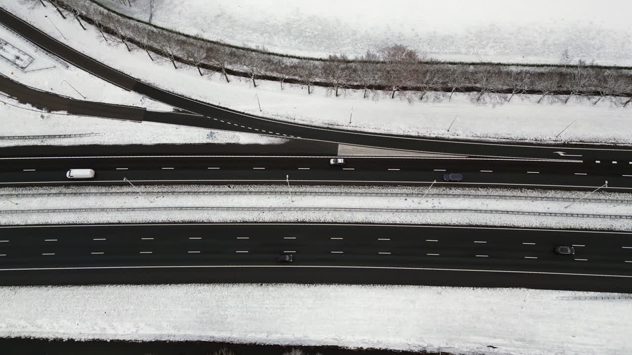 위 에서 볼 수 있는 눈 인 숲 풍경 을 가로질러 가는 고속도로