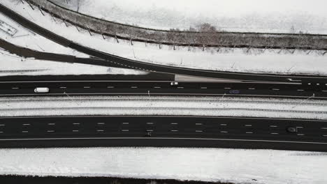 Autobahn-Durch-Eine-Verschneite-Waldlandschaft-Von-Oben-Gesehen