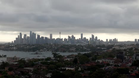 Vista-Del-Horizonte-Nublado:-Una-Majestuosa-Silueta-Urbana-Contra-Un-Cielo-Cambiante