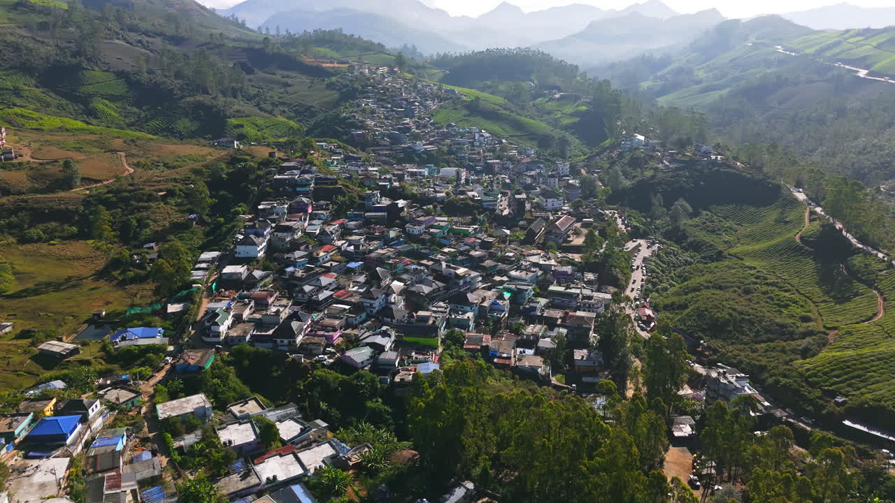 Visão aérea de casas coloridas na cidade de Munnar, dia ensolarado em Kerala, Índia