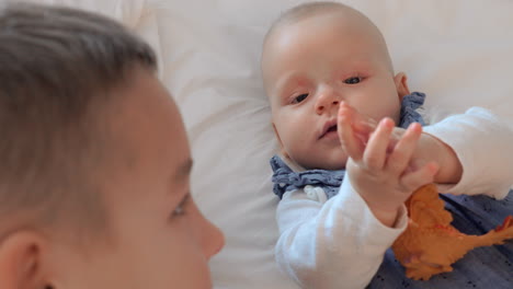 Bruder-Spielt-Mit-Seiner-Kleinen-Schwester