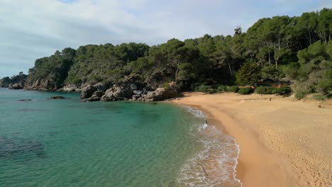 Captura-La-Esencia-Del-Encanto-Costero-De-Lloret-De-Mar-Desde-Arriba,-Destacando-Las-Aguas-Cristalinas-Y-Las-Escapadas-Exclusivas-De-Santa-Cristina-Y-Cala-Treumal