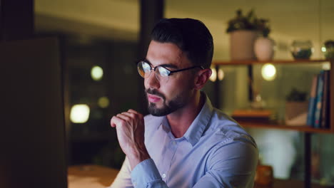 joven hombre de negocios que trabaja horas extras