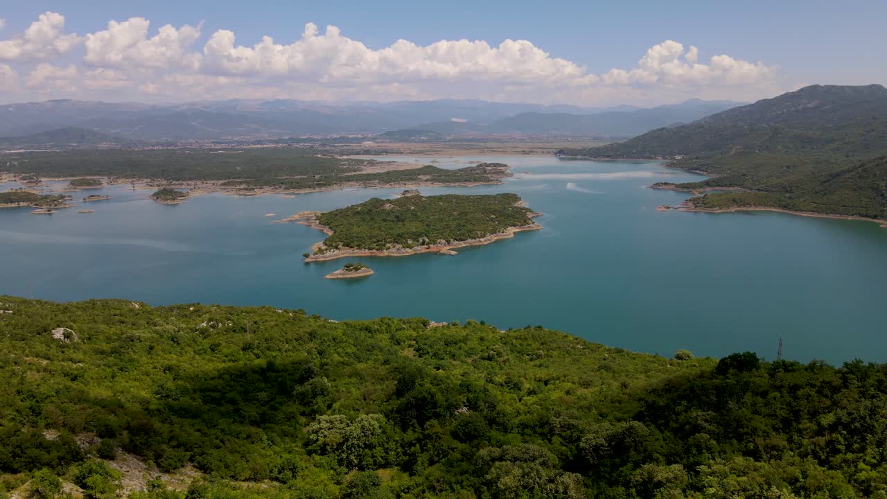 vista aérea desde las montañas hasta el lago slanko