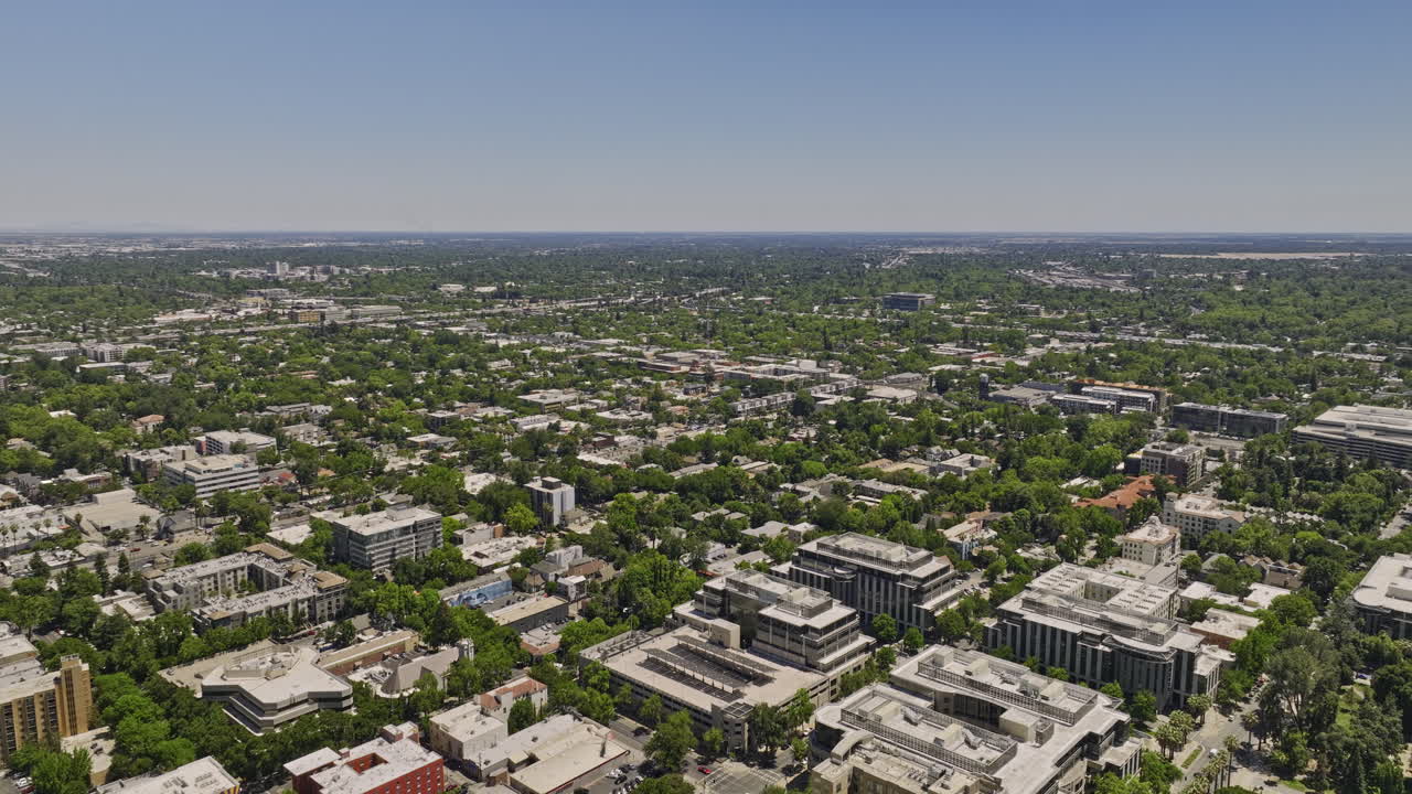 vista panorámica aérea v9 de la ciudad de sacramento california que captura el paisaje urbano del centro con oficinas gubernamentales alrededor del edificio del capitolio estatal durante el día - filmada con cine mavic 3 - junio de 2022