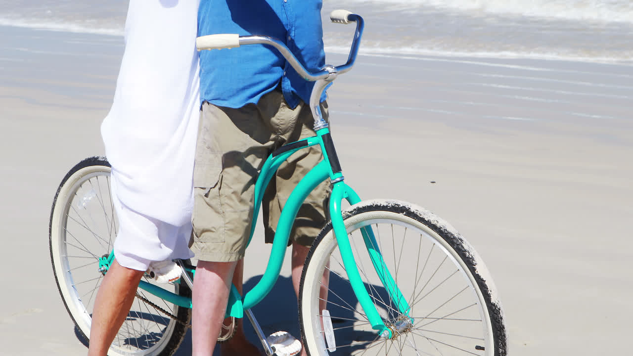 해변에서 셀피를 찍는 고령 부부