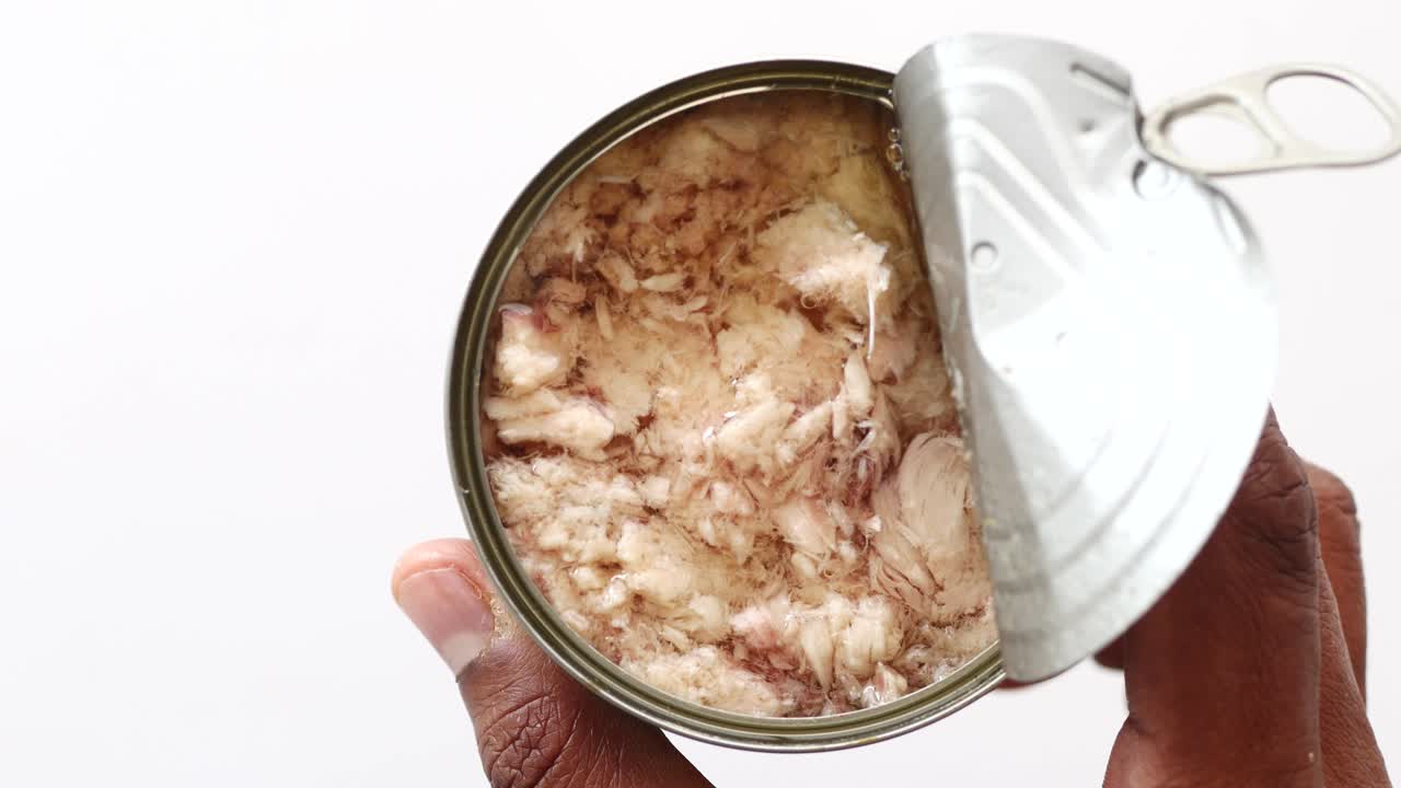 cierre de las conservas de atún abiertas