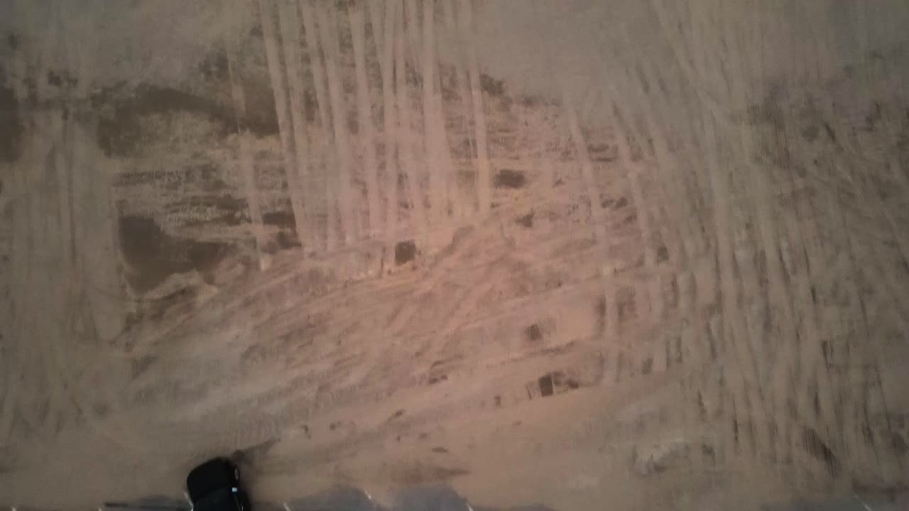 미시간 호수의 스카이라인을 가로질러 튀는 태양