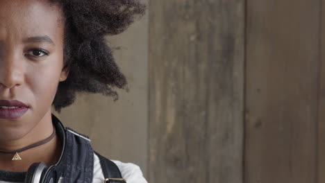 retrato de una joven afroamericana independiente mirando hacia la cámara con un peinado afro funky