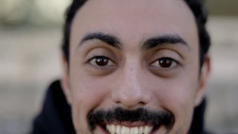 un joven alegre sonriendo a la cámara
