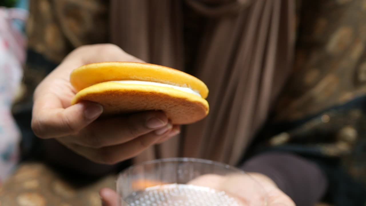 mujeres con un panqueque y una caja de plástico al aire libre ,