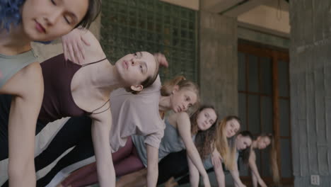 mujeres practicando posturas de yoga