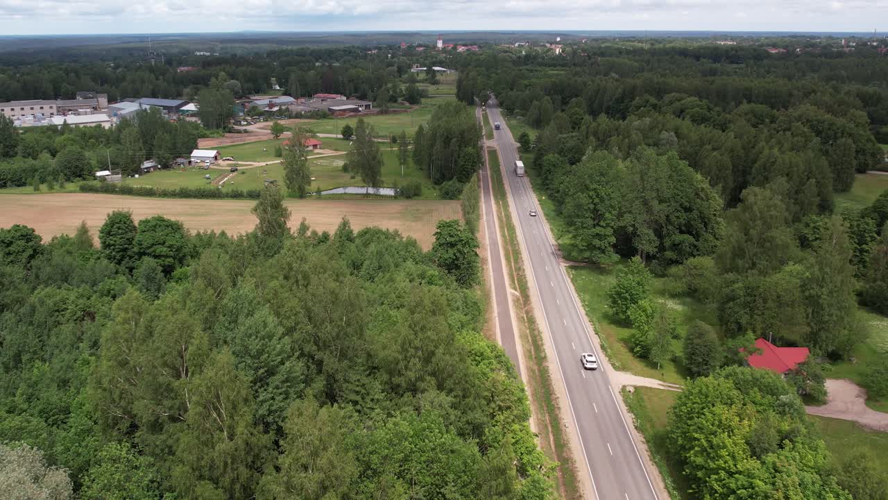 An aerial view of Livi city, highlighting its green spaces and extensive cycle paths next to the main road. The cityscape showcases a blend of urban infrastructure and natural elements
