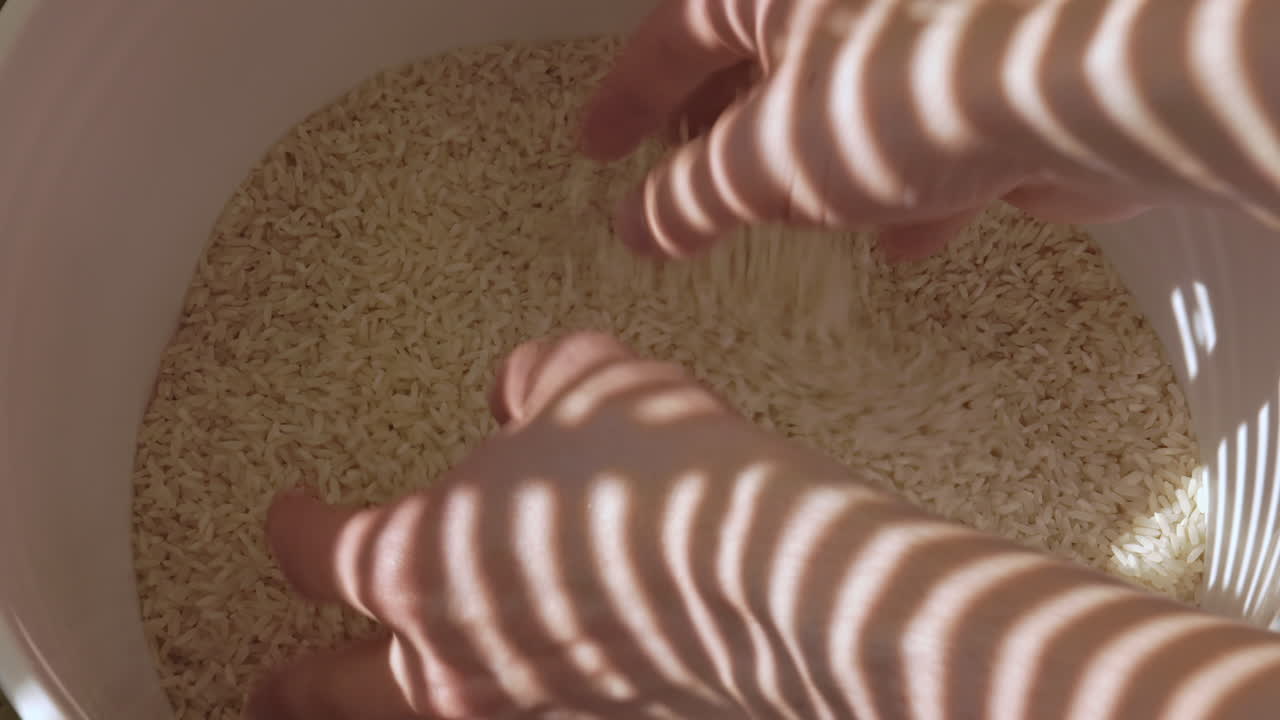 두 손이 놀고  ⁇ 한  ⁇ 이 가득한 버 ⁇ 을 느 ⁇ 니다.