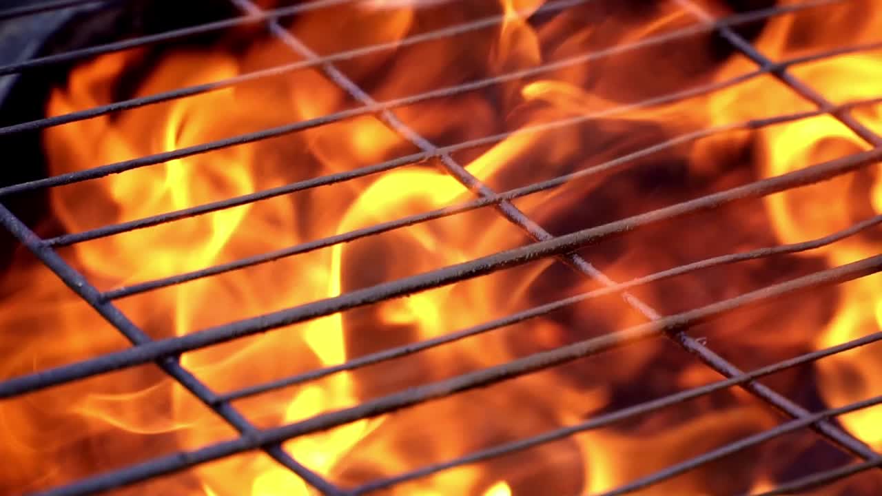 그릴에 불. 슬로우 모션 샷.