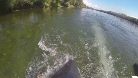 Versehentlich-Diesen-Schönen-Moment-Gefilmt,-Als-Ein-Mann-Mit-Seinem-Boot-In-Den-Fluss-Fährt