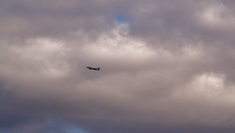 avión volando en las nubes