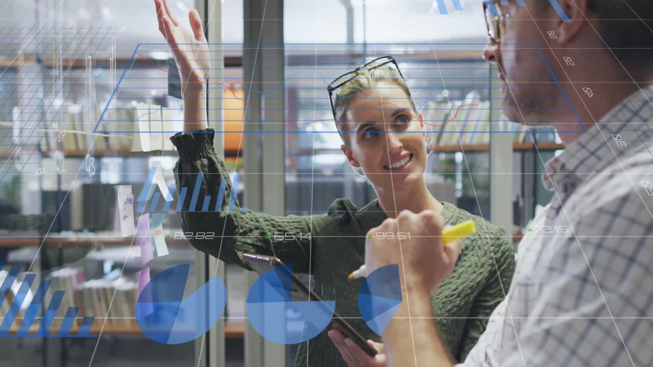 animación del procesamiento de datos sobre los empresarios caucásicos en la oficina