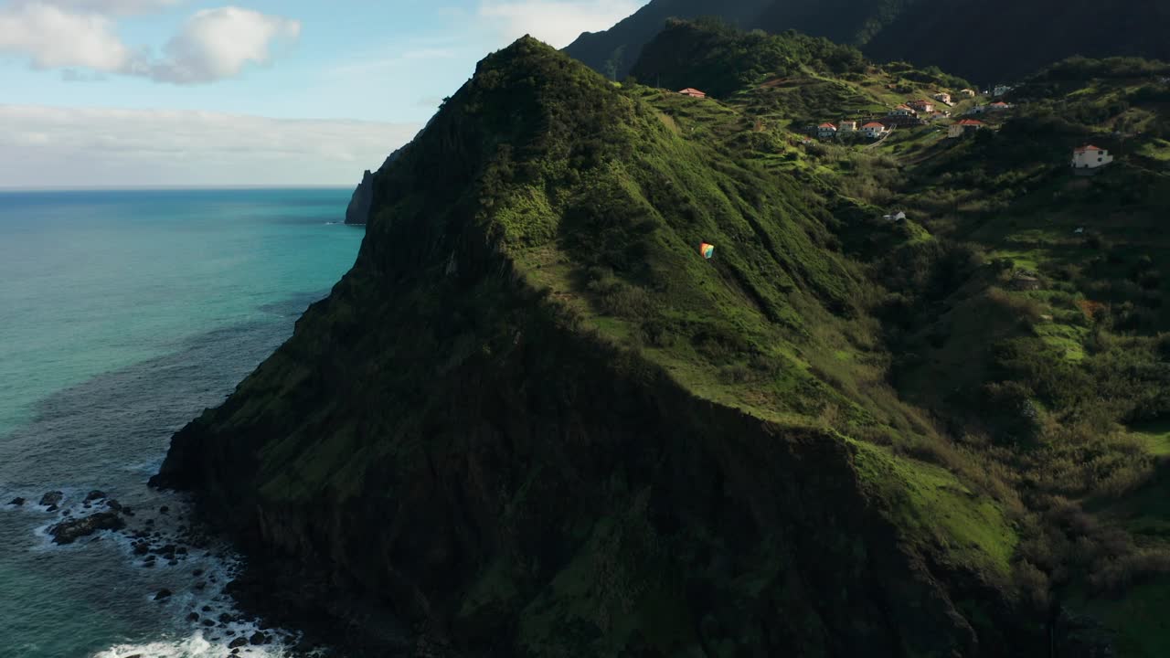 el parapente recorre los icónicos acantilados verdes de madeira en la costa, antena