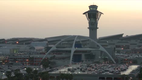 Toma-De-Establecimiento-Del-Aeropuerto-Internacional-De-Los-Ángeles-Al-Anochecer-1