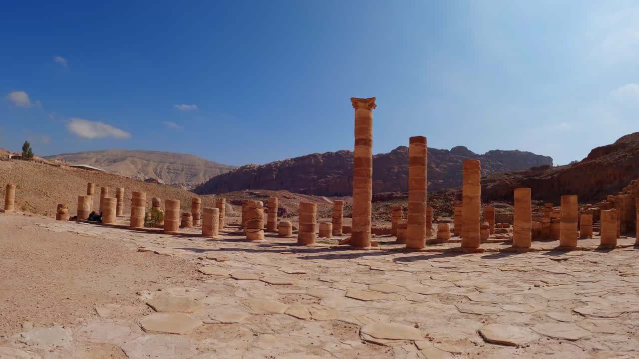 ángulo ancho empujar en las columnas de aguja remanentes de la antigua estructura antigua en la ciudad de la rosa petra