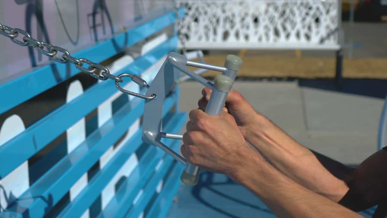 hombre hace ejercicio de remo en el parque al aire libre curso de fitness en un día soleado