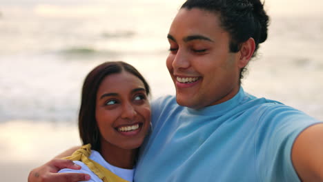 Happy-couple,-video-call-or-selfie-on-beach