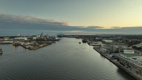 Vista-De-Drone-Del-Río-Móvil-Al-Atardecer