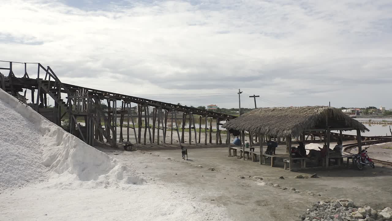vuelo de drones de ángulo bajo sobre el mirador turístico de las minas de sal en salinas, bani