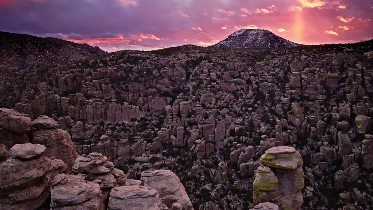 imágenes de un avión no tripulado de un amanecer épico sobre el monumento nacional chiricahua en arizona