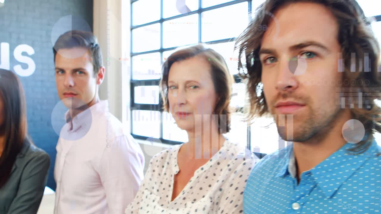 animación del procesamiento de datos sobre diversas personas de negocios en la oficina