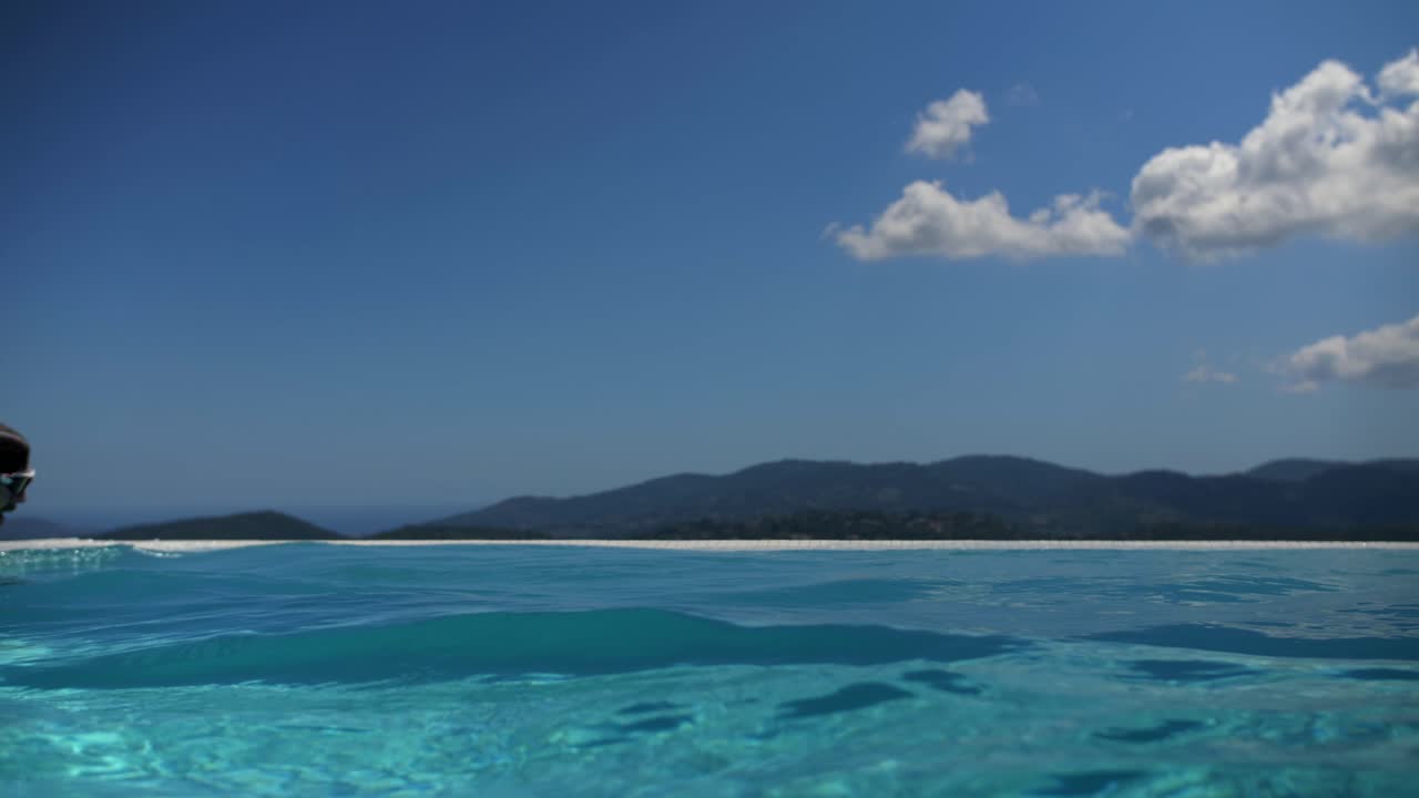 더운 여름 동안 수영장에서 수영하는 남자