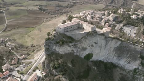 un hermoso vídeo de un avión no tripulado sobre la fortaleza de san leo, italia.