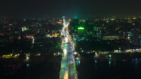 Asombroso-Hiperlapso-Nocturno-De-La-Ciudad-Aérea-Del-Puente-De-La-Carretera-Sobre-Un-Río