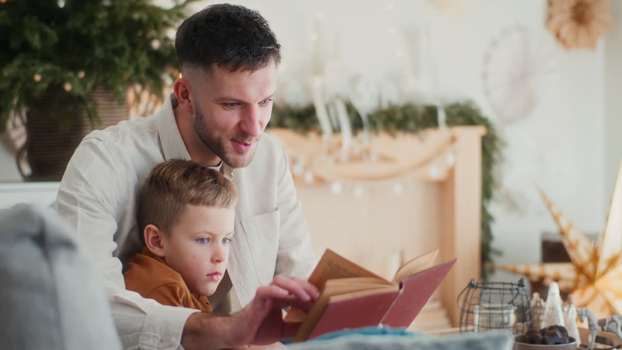 el padre le lee un libro al niño durante las vacaciones