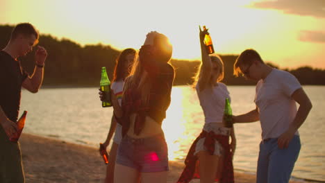 Die-Junge-Frau-Mit-Blonden-Haaren-Und-Schlanker-Figur-Tanzt-Auf-Der-Open-Air-Party-Mit-Bier.-Es-Ist-Eine-Verrückte-Und-Unterhaltsame-Strandparty-Mit-Den-Besten-Freunden-Und-Guter-Laune.